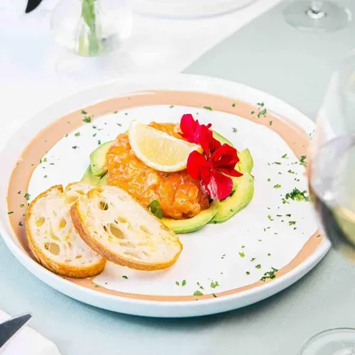 Tartar din salmon cu avocado
