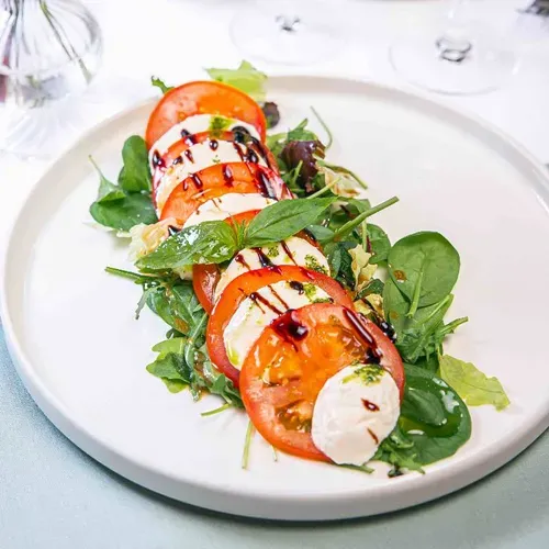 Salată mix, roșii și mozzarella - Caprese