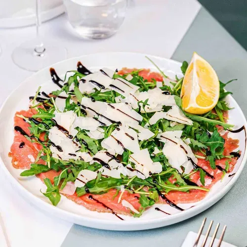 Carpaccio de vițel cu rucola și fulgi de grana