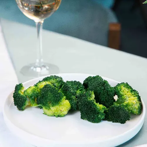 Brocoli, usturoi și piper roșu